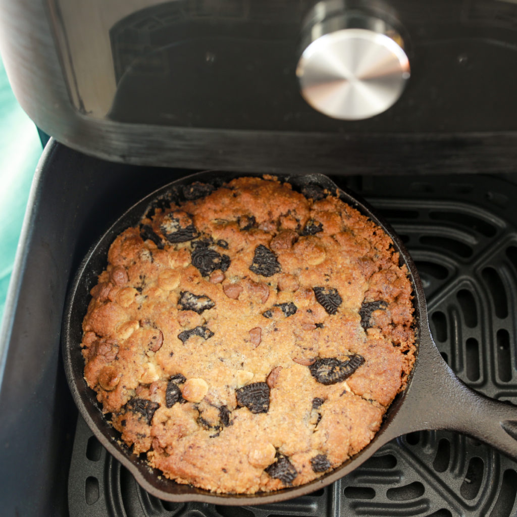 Air Fryer Cookies & Cream Pizzokie