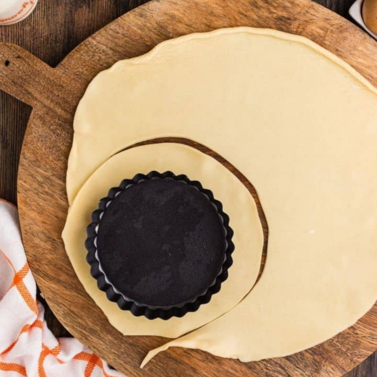 Cut out the pie dough with a mold or cookie cutter. Making the dough slightly larger thank you mold/pan.