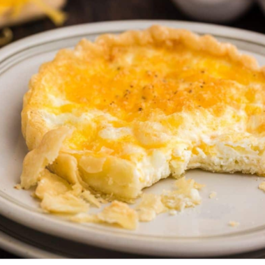 "Enjoy a light and healthy Air Fryer Egg White Quiche, packed with fresh vegetables and herbs in a crispy, flaky crust. A perfect savory breakfast option for a nutritious start to your day!"