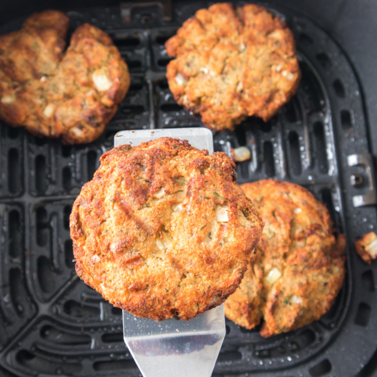 Air fryer salmon burger cooking time chart for fresh homemade and frozen salmon patties at different temperatures