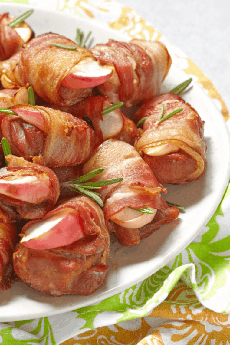 Golden Air Fryer Apple Cinnamon Bacon Bites with apples wrapped in crispy bacon and sprinkled with cinnamon