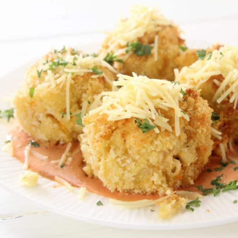 Crispy fried macaroni and cheese served with homemade marinara sauce for dipping.