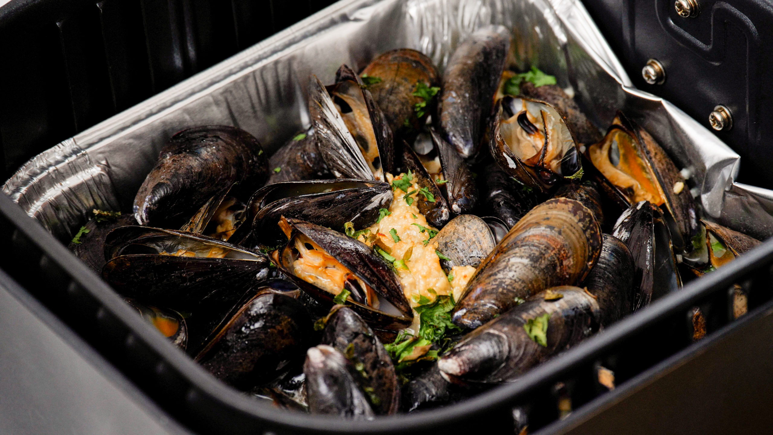 https://forktospoon.com/wp-content/uploads/2023/01/Air-Fryer-Mussels-11-scaled.jpg