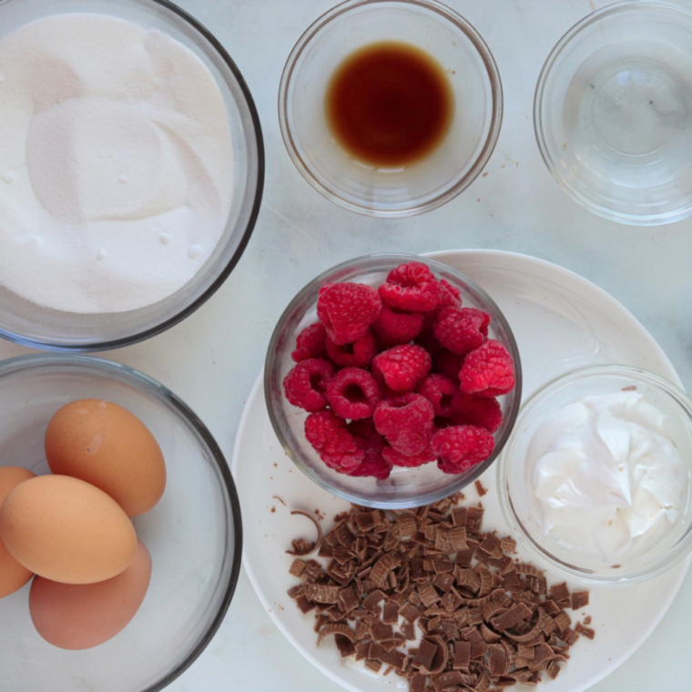 overhead: ingredients needed to make air fryer pavlova