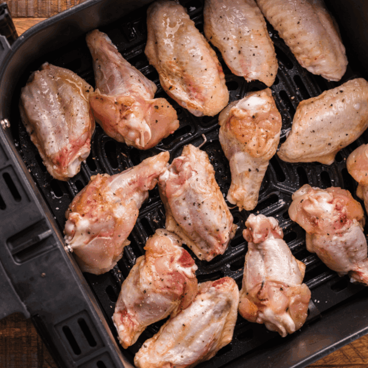 Place Outback Steakhouse Kookaburra Wings in the air fryer basket.