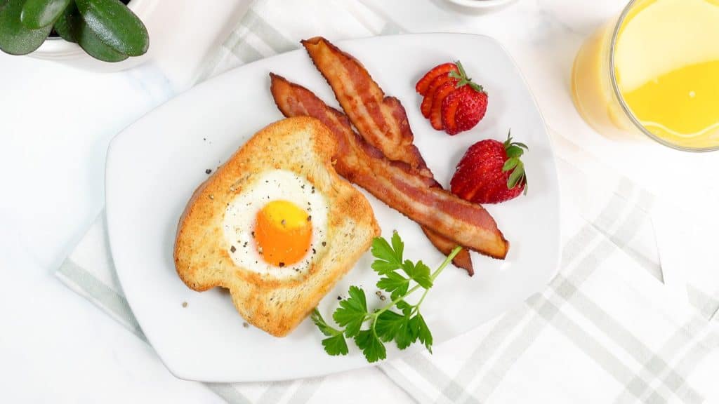 Air Fryer Egg In A Hole! 🍳🍞 Crack the egg into a bread hole and let the air  fryer do the rest! 