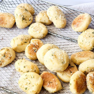 Air Fryer Copycat Domino’s Parmesan Bites served in a bowl, showing their crispy texture and appealing golden color.