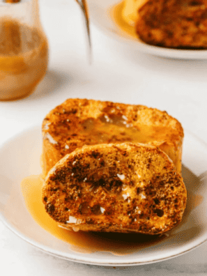 Copycat Kneaders French toast made in the air fryer! Thick cinnamon bread, homemade caramel syrup, strawberries & whipped cream — ready in 30 minutes.