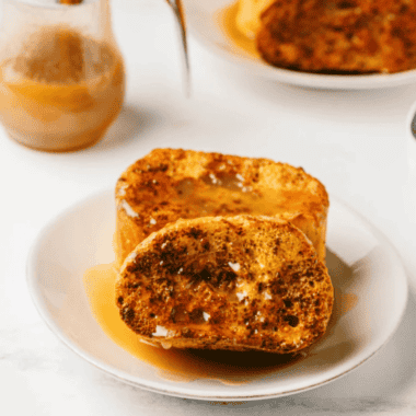 Copycat Kneaders French toast made in the air fryer! Thick cinnamon bread, homemade caramel syrup, strawberries & whipped cream — ready in 30 minutes.