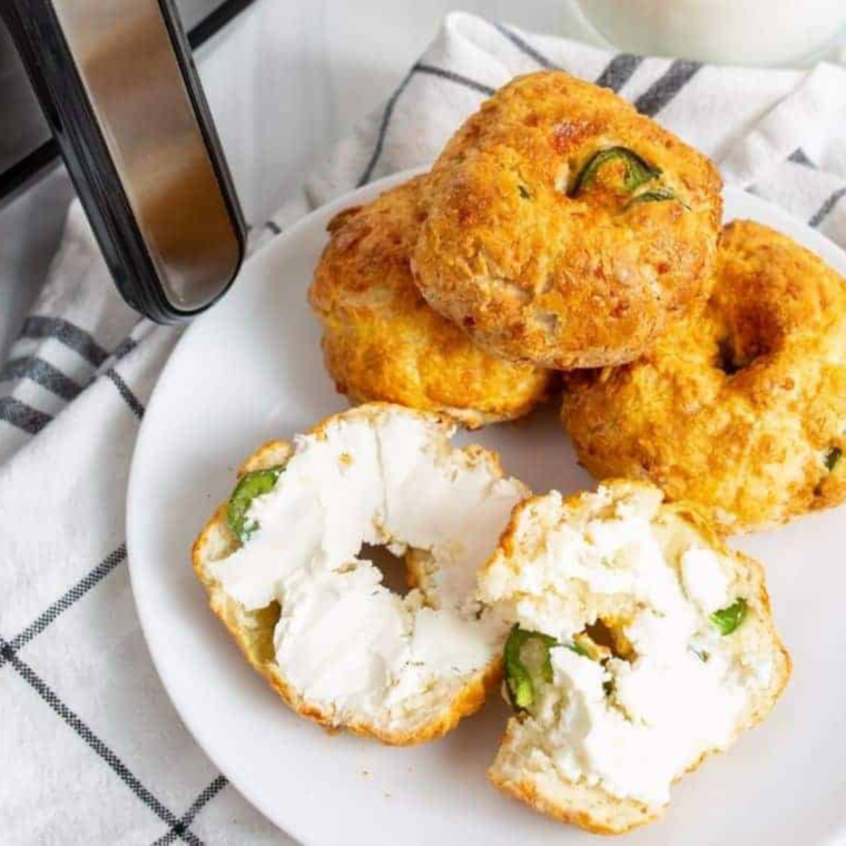 Plate of bagels with a restored crispy texture and warm interior, ready to be enjoyed