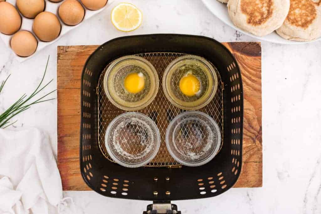 https://forktospoon.com/wp-content/uploads/2023/09/air-fryer-poached-eggs.jpg