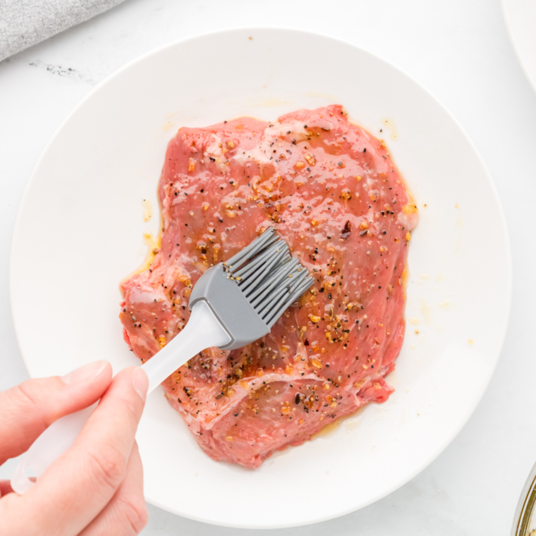 Seasonings the steak with oil, and seasonings.