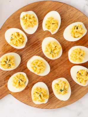 These deviled eggs without mustard skip the Dijon completely and still come out creamy, tangy, and crave-worthy. The secret? A splash of apple cider vinegar and a hit of Worcestershire sauce that delivers all the zing without the mustard bite.