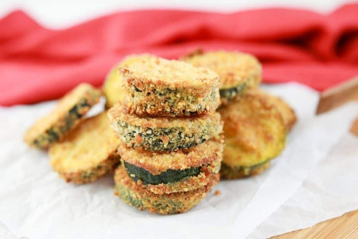 A stack of zucchini zircles.