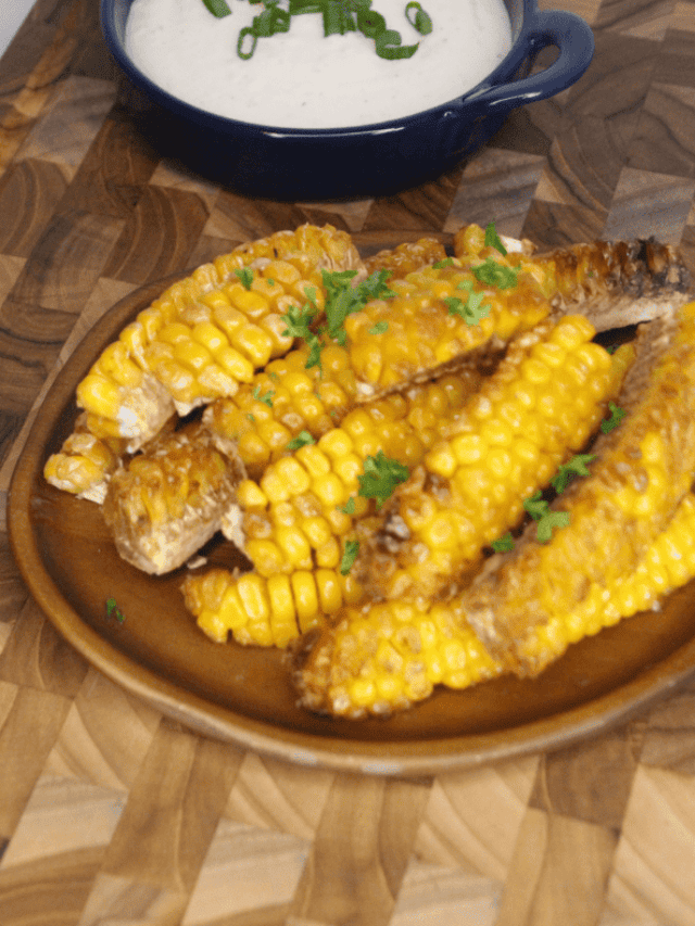 closeup: slices of cooked corn from cob on a ceramic plate