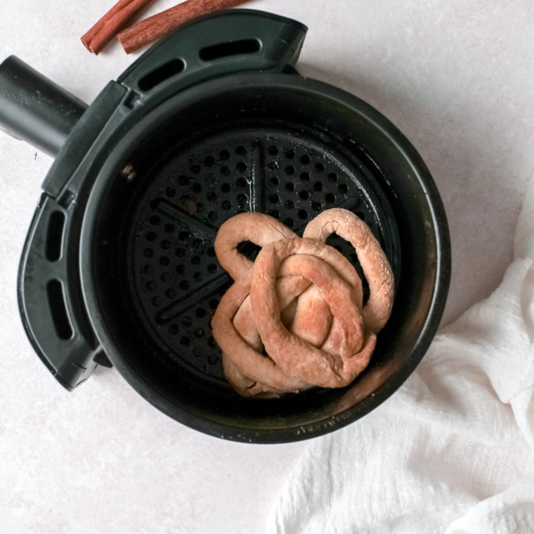  Step-by-step instructions for reheating funnel cakes in the air fryer, showcasing the process from preparation to serving.