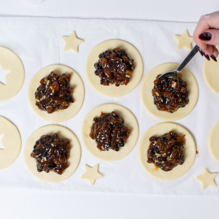 Fill the pastry bullet with Mincemeat mixture.