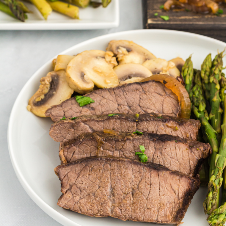 Flank steak served with mushrooms and asparagus