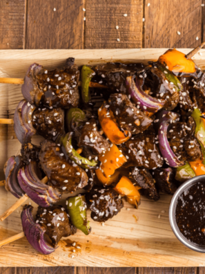 "Steak Kabob Texas Roadhouse-style featuring juicy grilled steak and colorful vegetables on skewers, served with a side of rice."