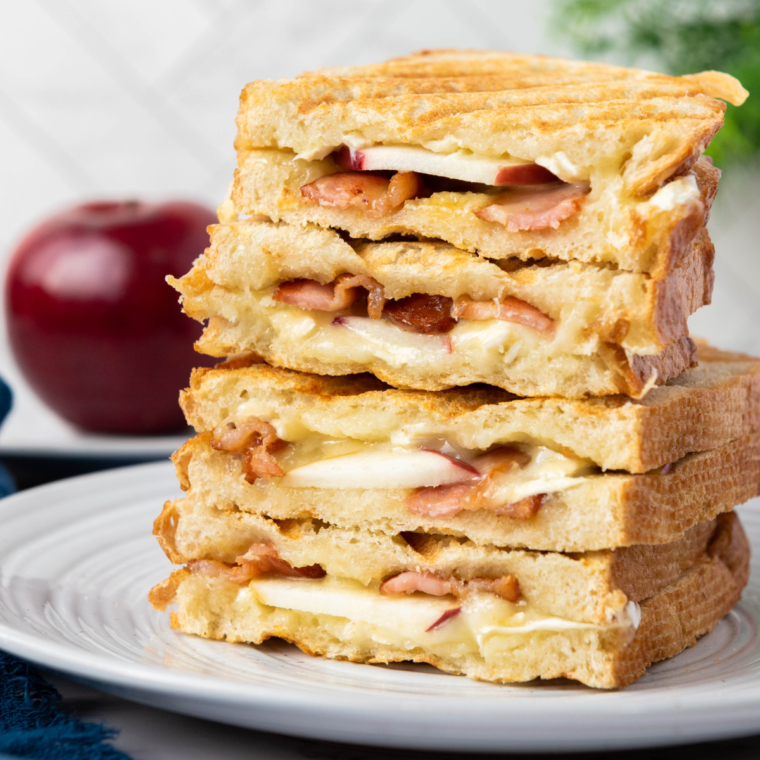  A 15-Minute Apple Brie Sandwich with crispy bacon, thinly sliced apples, and creamy Brie cheese, drizzled with honey.