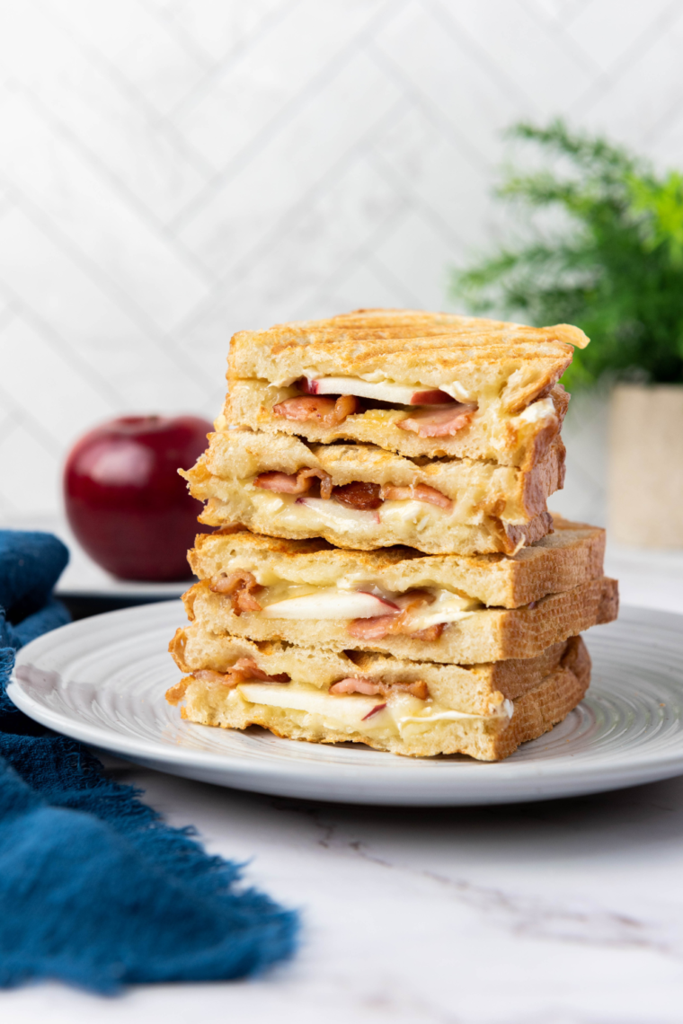 15-Minute Apple Brie Sandwich with crispy bacon, creamy Brie cheese, thin apple slices, and honey on toasted bread.