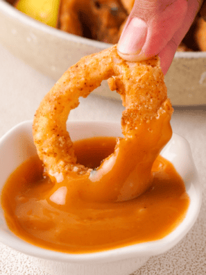 Crispy, golden-fried calamari served with marinara sauce, just like Olive Garden’s signature appetizer.