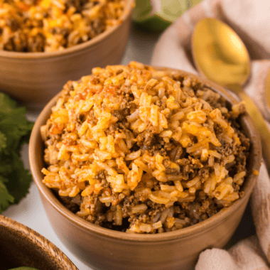 Discover the best side dishes to serve with enchiladas! From Mexican rice to fresh salads, find easy and delicious pairings for the perfect meal.