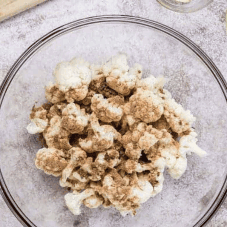 Mix the cauliflower with salt and black pepper.