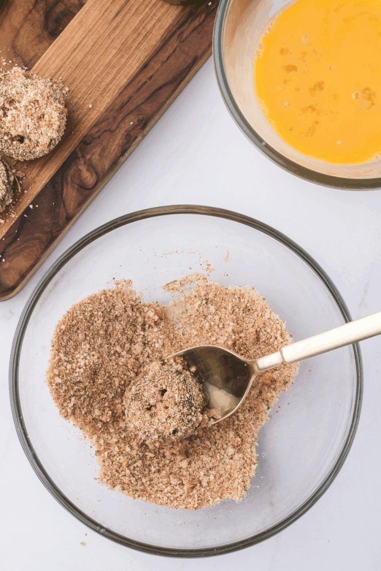Prepare the paint: Create a bread counter with panko crumbs mixed with flour, garlic powder, salt, pepper, egg wash and parmesan cheese.