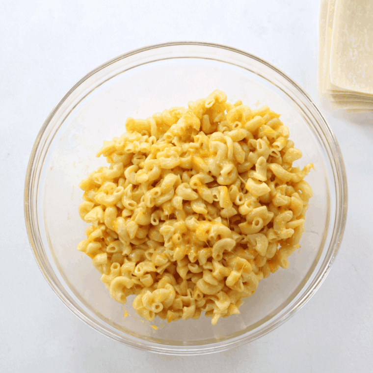 Add macaroni and cheese in a mixing bowl.
