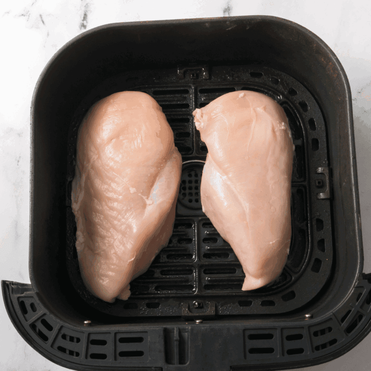 Cook chicken into the air fryer basket seasoned with salad and black pepper.