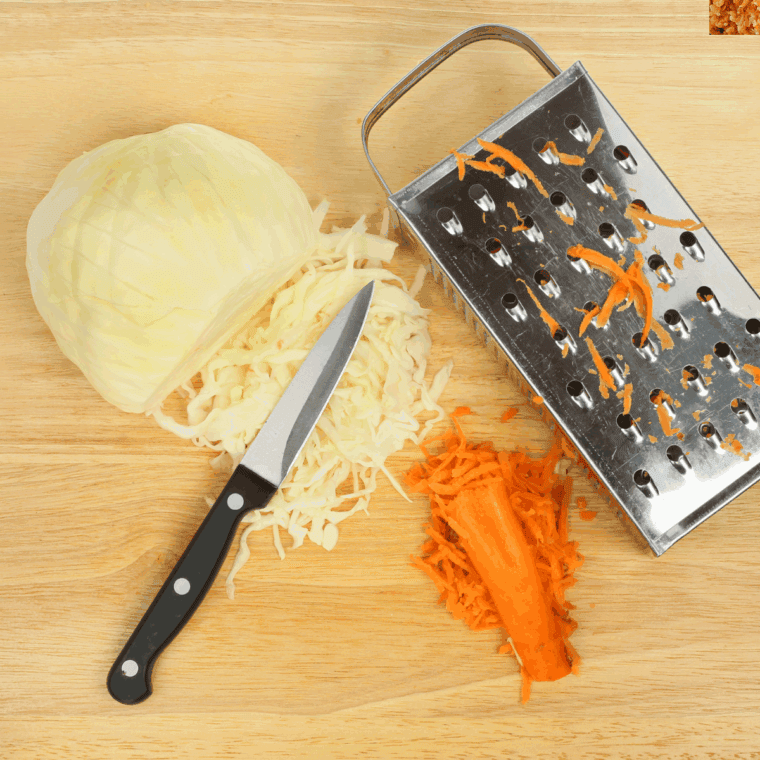 Grate the green cabbage and grate the carrots.