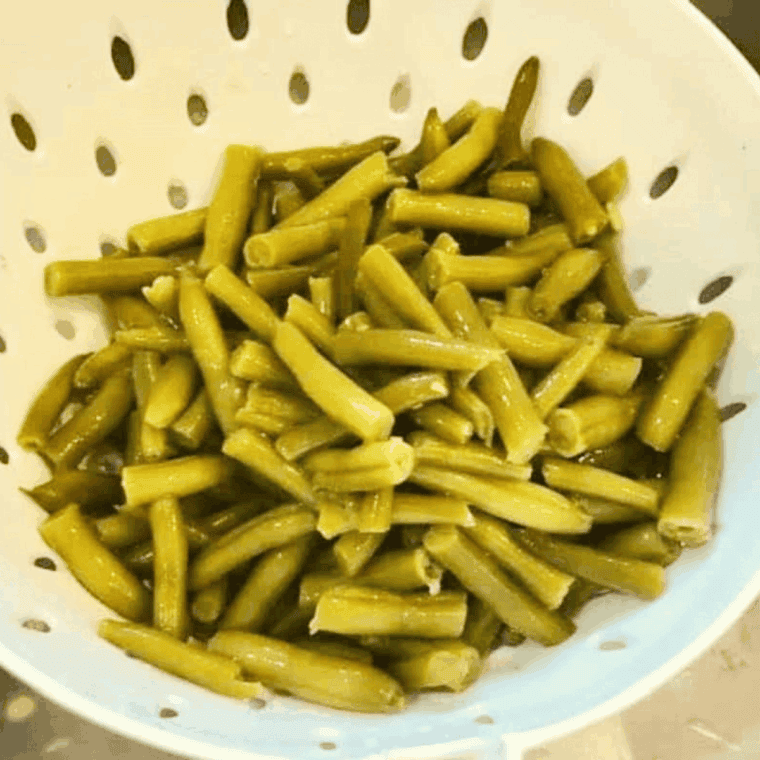 Rinse the green beans.
