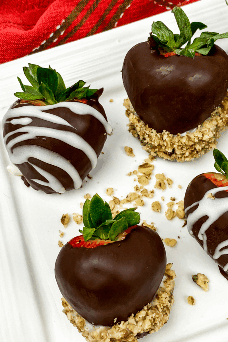 Fresh strawberries coated with dark chocolate - What a delicious homemade dessert.