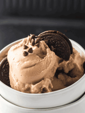 Bowl of Ninja Creami Copycat Blue Bell Cookies ‘n Cream ice cream with chocolate cookie pieces.