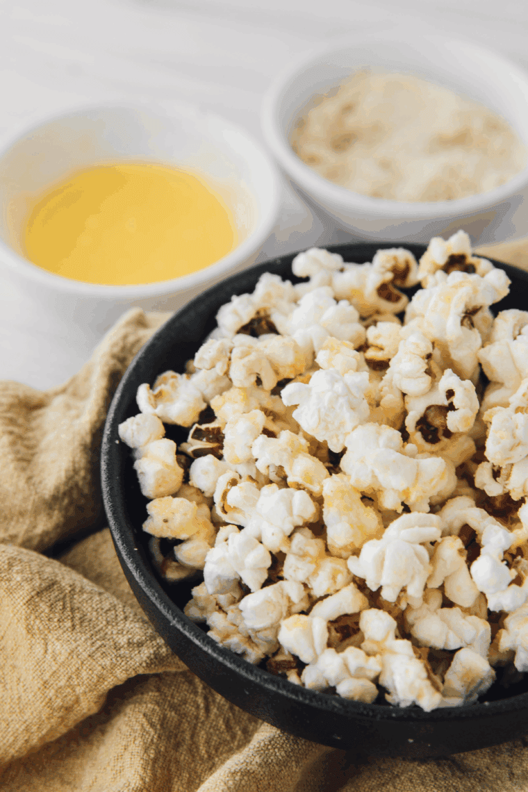 Easy Cast Iron Popcorn Recipe – Crispy, Quick, and Delicious