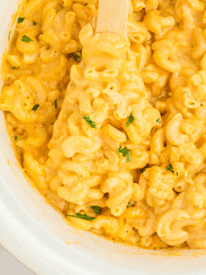 Creamy copycat Jason’s Deli mac and cheese in a skillet with golden breadcrumb topping