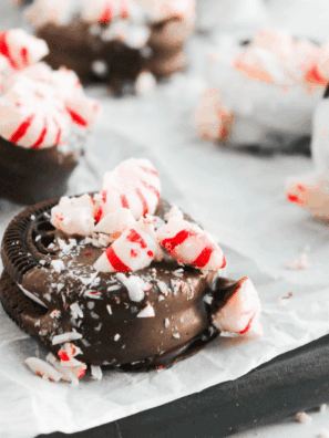 These Easy Peppermint Chocolate Covered Oreos are a festive, sweet treat that’s perfect for the holidays. Crispy chocolate coating, crushed peppermint, and a classic Oreo make these cookies irresistible for parties or gifting.