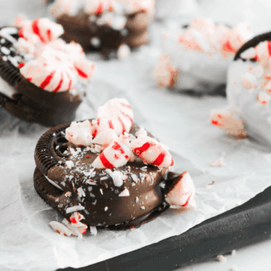 These Easy Peppermint Chocolate Covered Oreos are a festive, sweet treat that’s perfect for the holidays. Crispy chocolate coating, crushed peppermint, and a classic Oreo make these cookies irresistible for parties or gifting.