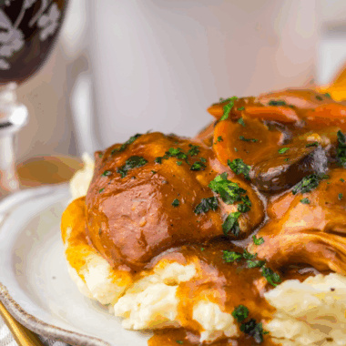 This Easy Slow Cooker Chicken Merlot is what happens when comfort food decides to clean up nice. Tender chicken cooks low and slow in a bold Merlot sauce with mushrooms and herbs, giving you big flavor with barely any work.