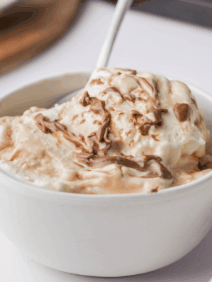 Bowl of Ninja Creami Ben and Jerry’s Vanilla Caramel Fudge ice cream with caramel swirls and chocolate chunks