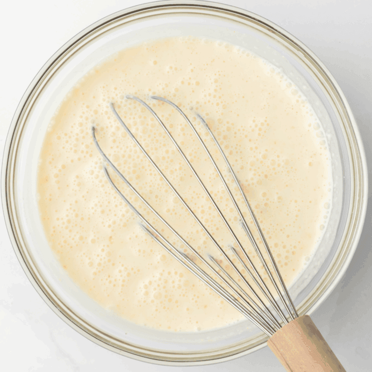 Pudding mix, milk, heavy cream, and vanilla combined in medium bowl.