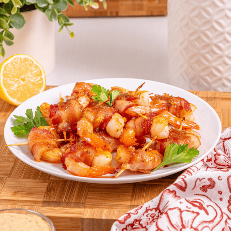 Platter of crispy jalape&ntilde;o popper shrimp garnished with parsley and chili sauce