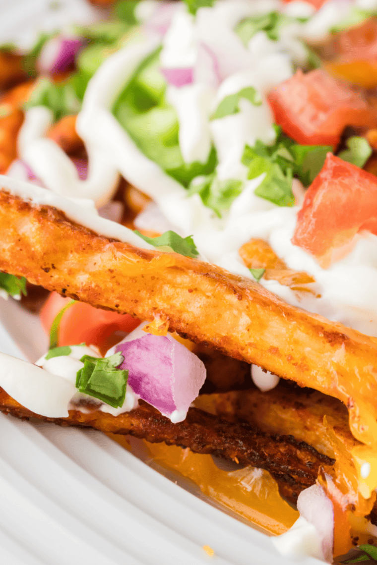 Crispy golden fries served with a bowl of creamy McCormick Mayonesa con lim&oacute;n for dipping