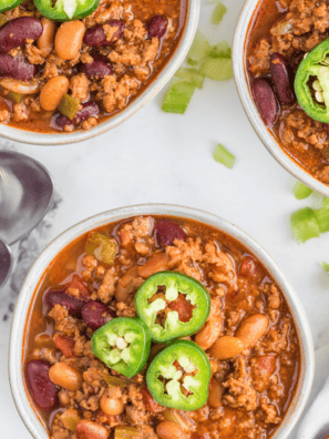 There's a reason this Pioneer Woman chili recipe shows up on so many dinner tables once the weather turns. It's the kind of chili that doesn't try to be clever: ground beef, a big handful of chili powder, tomatoes, beans, and a slow simmer that pulls everything together. The result is thick enough to hold a spoon upright, rich without being greasy, and mild enough that the whole family can dig in.