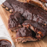If you love sticky, glossy ribs with a sweet-and-tangy glaze, this Kansas City BBQ sauce recipe is the one to keep in your fridge. It takes about 30 minutes, uses pantry staples like ketchup, molasses, and brown sugar, and tastes better than anything from a bottle.